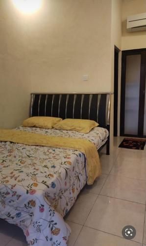 uma cama num quarto com um espectro de roupa de cama em Sulfat indah Home Stay Syariah em Ngadipuro