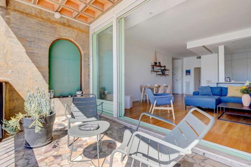 - un salon avec des chaises et un canapé bleu dans l'établissement Bella Vista - Appt avec vue sur le Vieux Port, à Marseille