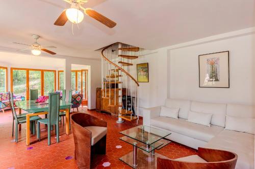 un salon avec un canapé et une table dans l'établissement L'Améthyste - Maison avec piscine, à Salernes