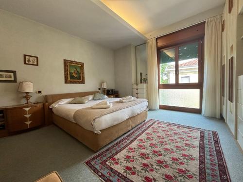 1 dormitorio con cama y ventana grande en VeronaJourneys Emilei, en Verona