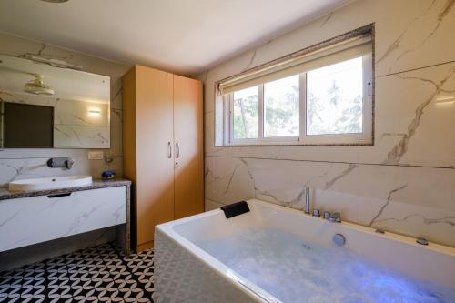 Ένα μπάνιο στο Eden Villas by Incred Stays 4 BHK Pvt Pool Villa, Calangute, North Goa
