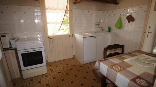 Il comprend une cuisine équipée d'une cuisinière, d'un évier et d'une table. dans l'établissement La tranquille de St Hilaire, à Saint-Hilaire-de-Riez