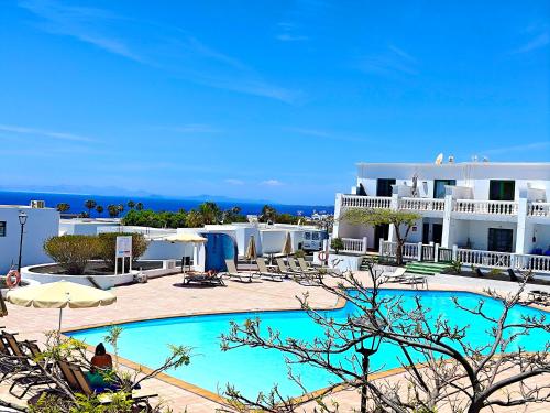 a view of a hotel with a swimming pool at El Pisito Dulce Vista in Tías