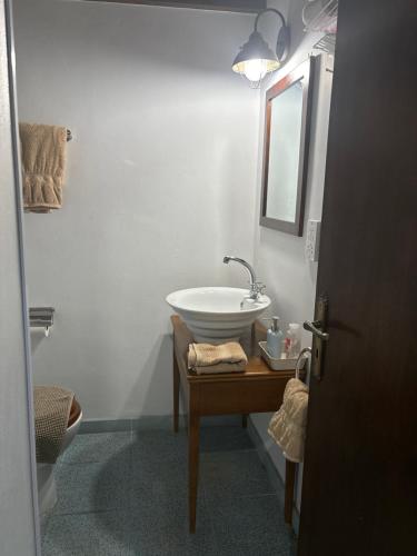 y baño con lavabo blanco y espejo. en Vasilion Agrotourism, en Polis Chrysochous