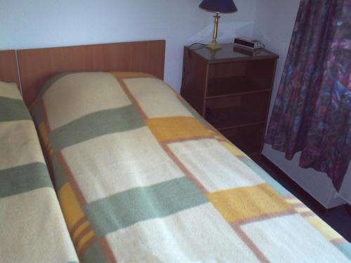- une chambre avec deux lits et une table avec une lampe dans l'établissement REST-ATILA, à Hanovre