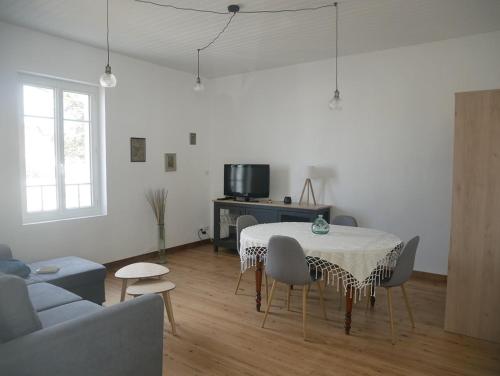 un salon avec une table et un canapé dans l'établissement L'océane du pays, à Saint-Hilaire-de-Riez