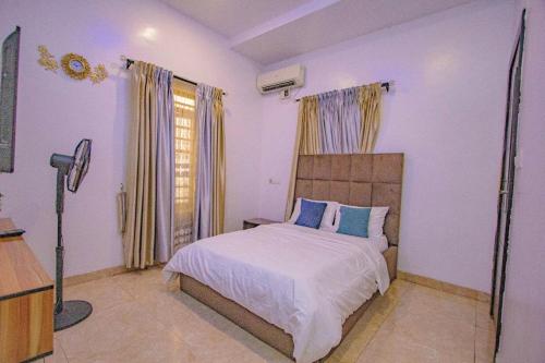 a bedroom with a bed and a window at Treasurablehomes in Maiyegun