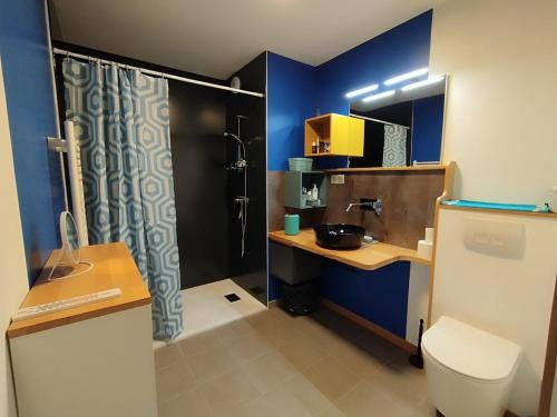 une salle de bain avec toilettes, lavabo et douche dans l'établissement Le Cocon de la baie de Sion, à Saint-Hilaire-de-Riez