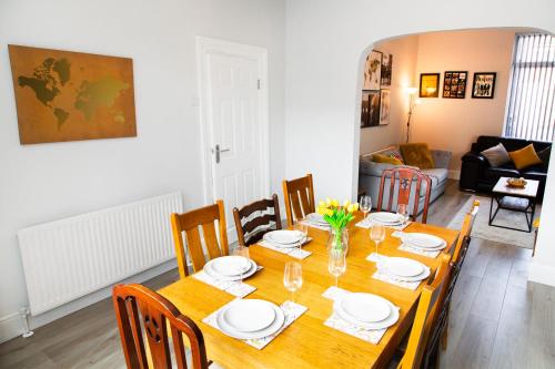 4 Bedrooms Spacious House With 2 Bathrooms Free Parking - sleeps up to 10 guests photo 9