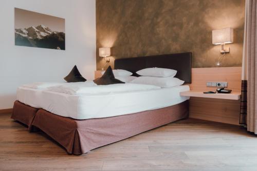 a bedroom with a large bed in a room with at Residence Hotel Alpinum in Campo Tures