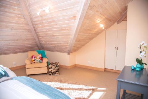 Katil atau katil-katil dalam bilik di Pezula Magic Retreat - 4 Bedroom Home with Inverter