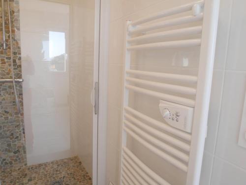 ein Badezimmer mit Dusche und Glastür in der Unterkunft L'estivant sur l'océan in Saint-Hilaire-de-Riez