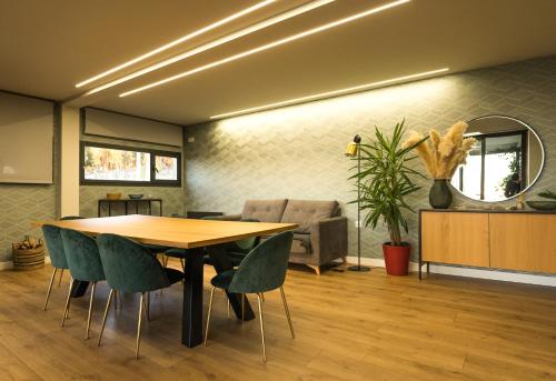 a dining room with a table and chairs at Apartamento Con Jardín Rodeado de Viñedos in Ribadumia