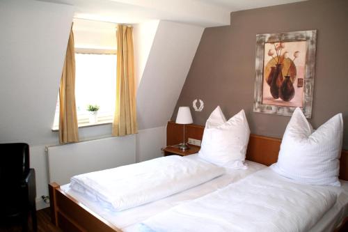 Ένα ή περισσότερα κρεβάτια σε δωμάτιο στο Restaurant Orakel