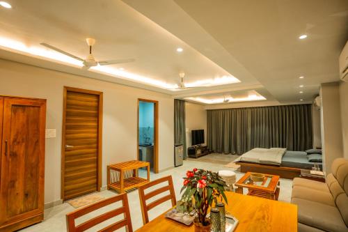 ein Wohnzimmer mit einem Sofa und einem Tisch in der Unterkunft Aarna studio in Jaipur