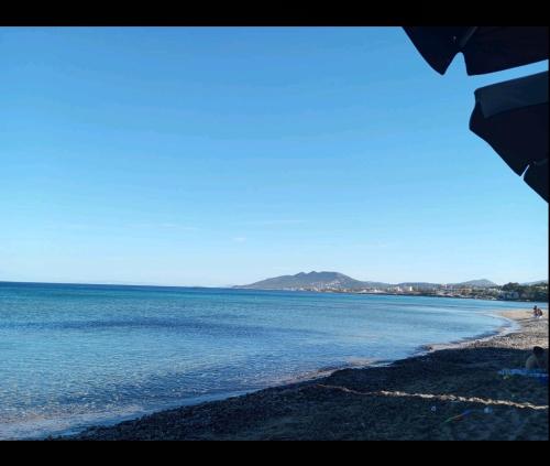 Blick auf das Meer vom Strand aus in der Unterkunft B.K.group3 in Artemida