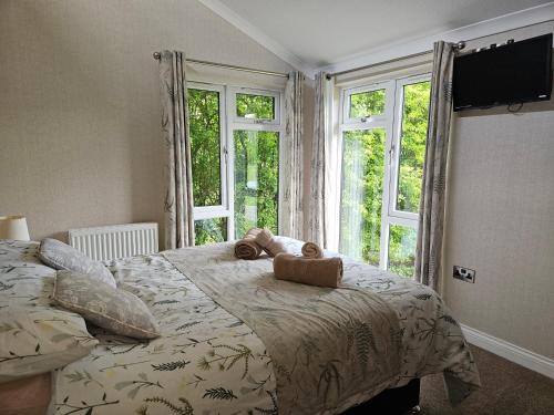 um quarto com uma cama com dois ursinhos de peluche em Wold View Country Park & Fisheries Lodges 1 and 9 em Market Rasen