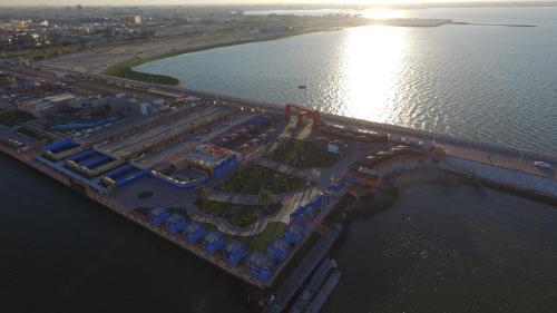 an overhead view of a large building next to the water at منتجع درة الشرق للعائلات in Dammam