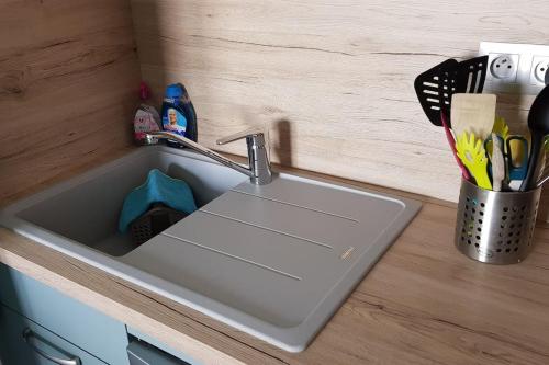 eine Küchenspüle mit einem Wasserhahn auf der Theke in der Unterkunft Studio cabine 4p Proche mer - Piscine - Parking in Cap d'Agde