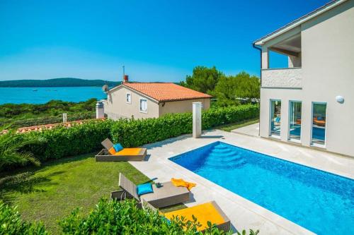 Villa Tesa in Medulin with Sea View