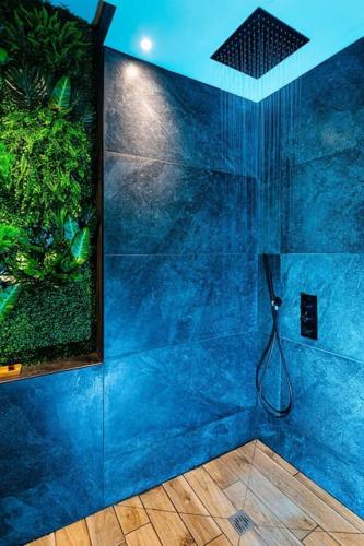 une pièce bleue avec un aquarium et une raquette dans l'établissement Le SPA & Cocon - Jacuzzi - Sauna - Clim - Melina&Alfred, à Agen