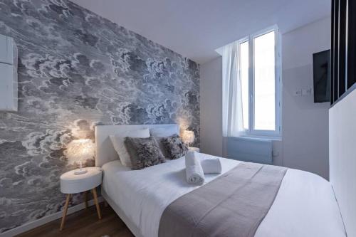 Ένα ή περισσότερα κρεβάτια σε δωμάτιο στο Le SPA & Cocon - Jacuzzi - Sauna - Clim - Melina&Alfred
