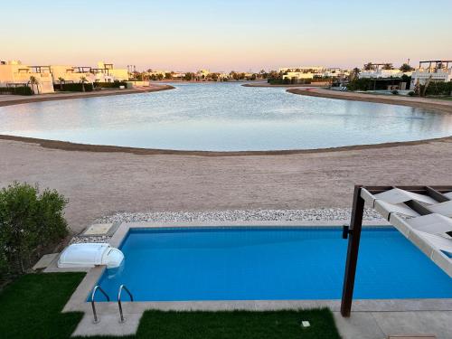 Πισίνα στο ή κοντά στο El Gouna Cyan Villa with pool n lagoon by BFG Beit Fel Gouna