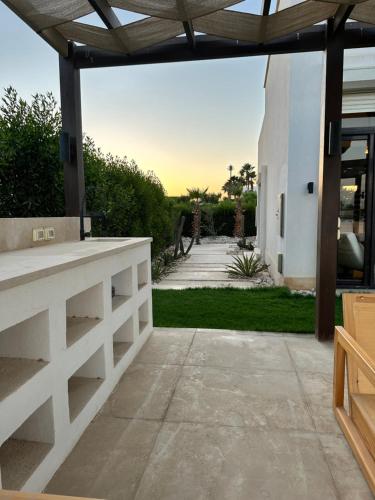 Μπαλκόνι ή βεράντα στο El Gouna Cyan Villa with pool n lagoon by BFG Beit Fel Gouna