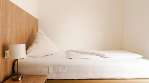 Postel nebo postele na pokoji v ubytování Luna Sleeping Buttenwiesen