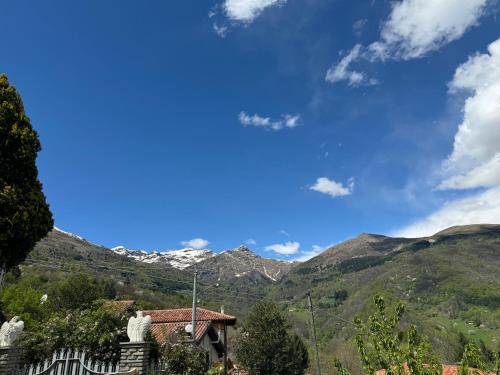 een uitzicht op de bergen vanuit een huis bij La Porta Rossa in Biella