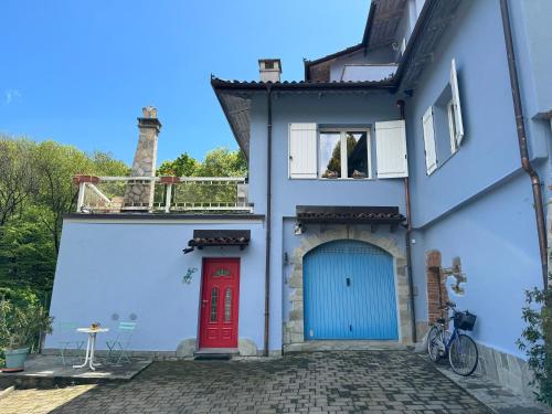 een wit huis met een rode deur en een rode deur bij La Porta Rossa in Biella