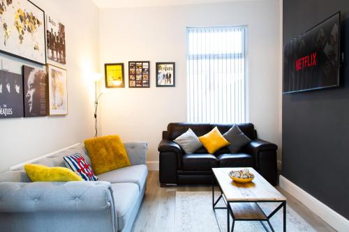 4 Bedrooms Spacious House With 2 Bathrooms Free Parking - sleeps up to 10 guests photo 10