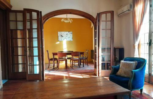 sala de estar con mesa y silla azul en Apartamento de estilo en edificio patrimonial, en Montevideo