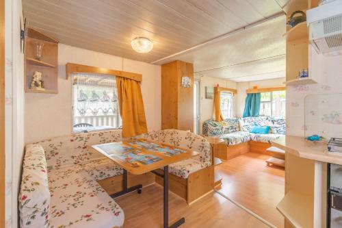 une petite pièce avec une table et une caravane dans l'établissement Mobilhome Mh343, à La Tremblade