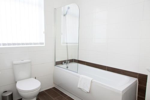 4 Bedrooms Spacious House With 2 Bathrooms Free Parking - sleeps up to 10 guests photo 11