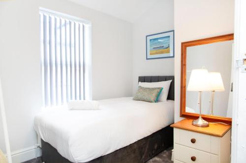 4 Bedrooms Spacious House With 2 Bathrooms Free Parking - sleeps up to 10 guests photo 18
