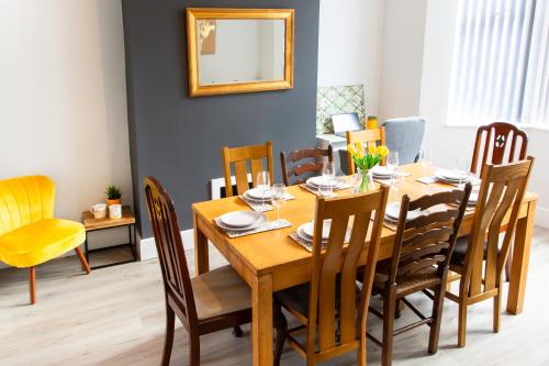 4 Bedrooms Spacious House With 2 Bathrooms Free Parking - sleeps up to 10 guests photo 17