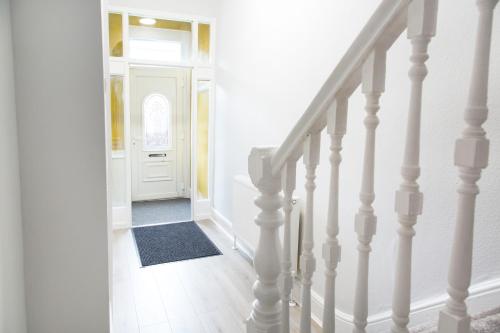 4 Bedrooms Spacious House With 2 Bathrooms Free Parking - sleeps up to 10 guests photo 15