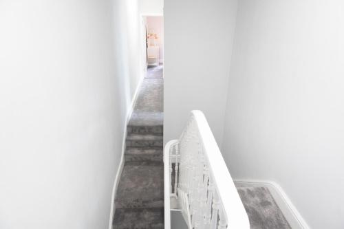 4 Bedrooms Spacious House With 2 Bathrooms Free Parking - sleeps up to 10 guests photo 13