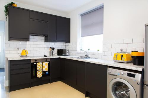 4 Bedrooms Spacious House With 2 Bathrooms Free Parking - sleeps up to 10 guests photo 20