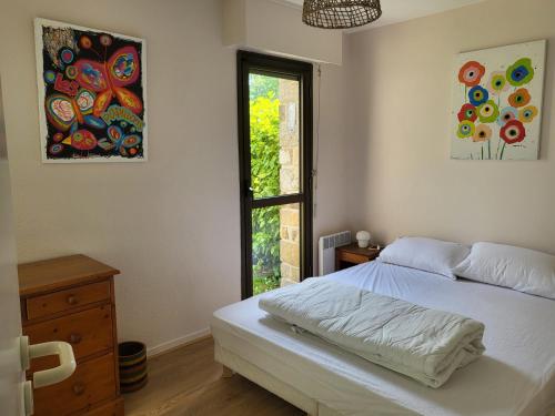 une chambre avec un lit et une fenêtre dans l'établissement LE BLEU HORIZON, à Fouesnant