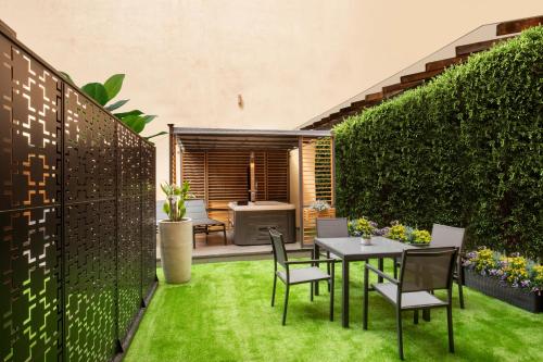 Jardín al aire libre en Condotti Boutique Hotel