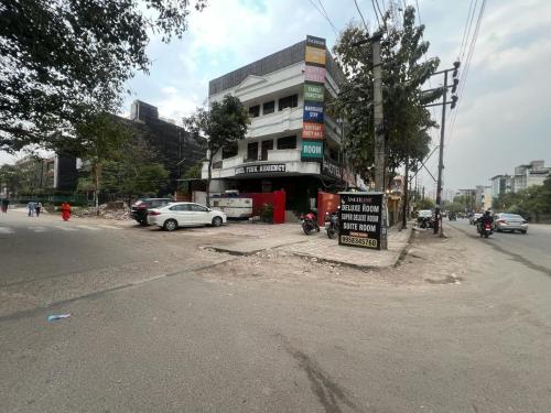 een gebouw aan de kant van een stadsstraat met auto's bij Angel Pink Residency B58 in Ghaziabad
