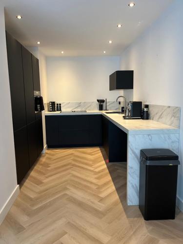 a kitchen with black and white counters and a counter top at Boulevard 3F in Arnhem
