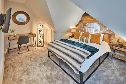 1 dormitorio con 1 cama grande y escritorio en Finest Retreats - Highfield House, en Ripon