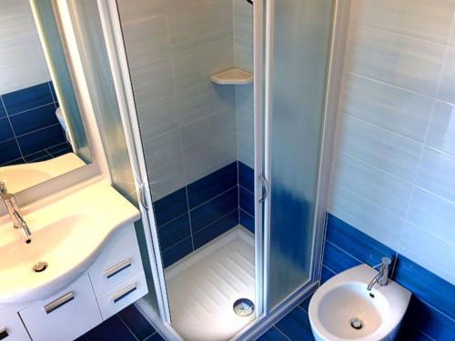 y baño con ducha, lavabo y aseo. en All you need for a perfect holiday - Beahost, en Bibione