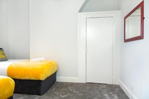 4 Bedrooms Spacious House With 2 Bathrooms Free Parking - sleeps up to 10 guests photo 23