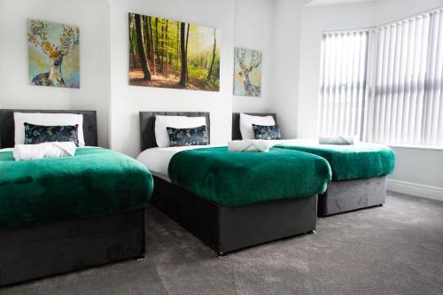 4 Bedrooms Spacious House With 2 Bathrooms Free Parking - sleeps up to 10 guests photo 28
