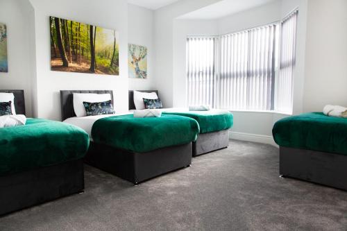 4 Bedrooms Spacious House With 2 Bathrooms Free Parking - sleeps up to 10 guests photo 32