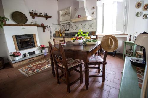 a dining room with a table and chairs and a fireplace at Casa Locci in Capannori